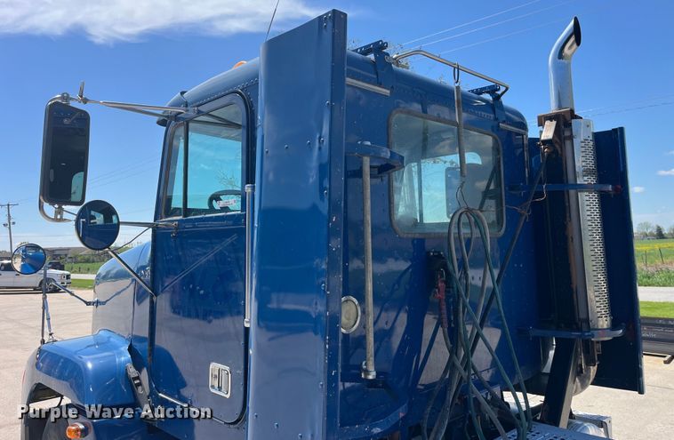 image for item LD9479 2000 Freightliner FLD semi truck