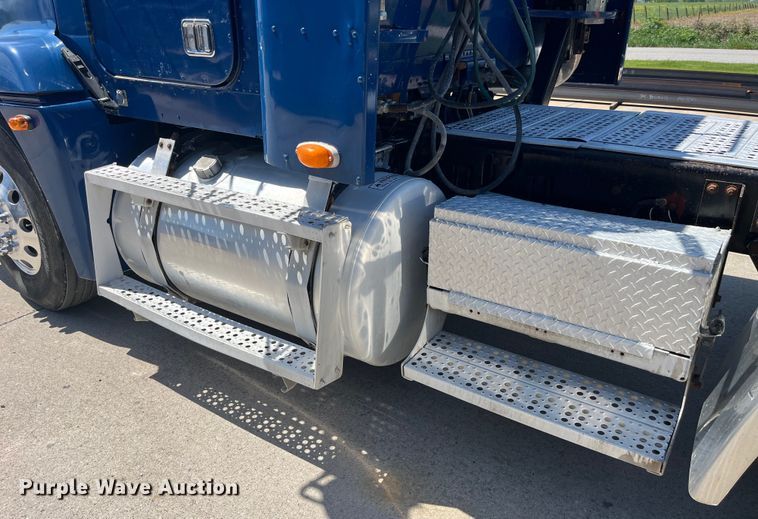 image for item LD9479 2000 Freightliner FLD semi truck