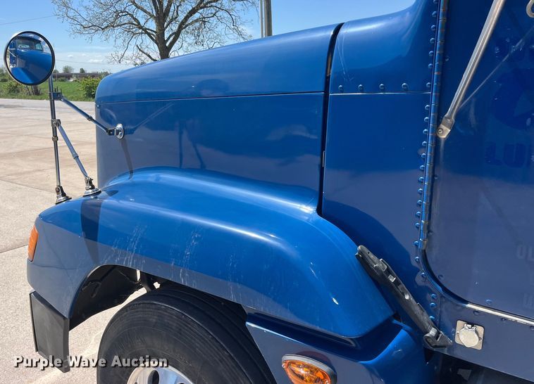 image for item LD9479 2000 Freightliner FLD semi truck