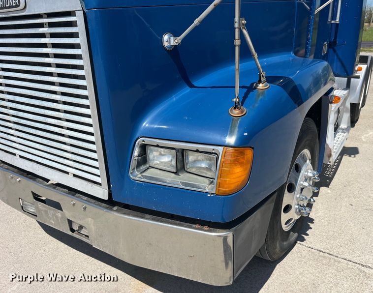image for item LD9479 2000 Freightliner FLD semi truck