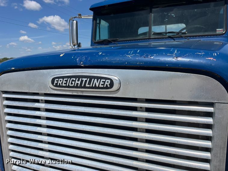 image for item LD9479 2000 Freightliner FLD semi truck