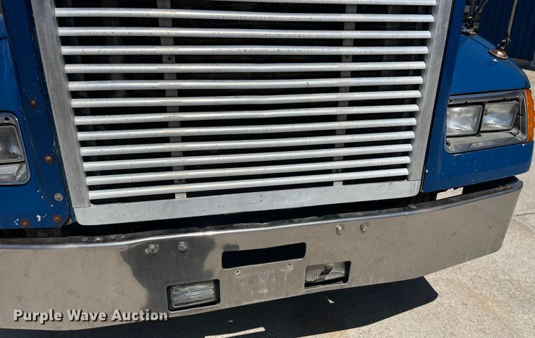 image for item LD9479 2000 Freightliner FLD semi truck