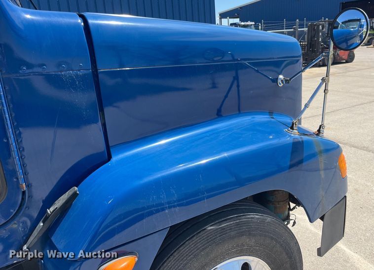 image for item LD9479 2000 Freightliner FLD semi truck