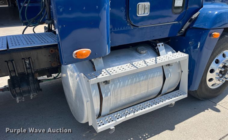 image for item LD9479 2000 Freightliner FLD semi truck