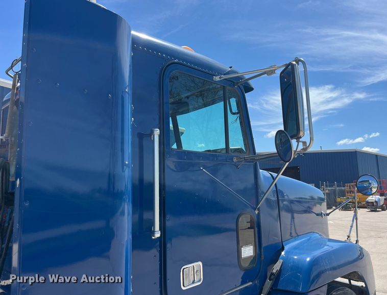 image for item LD9479 2000 Freightliner FLD semi truck