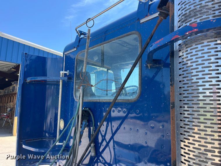 image for item LD9479 2000 Freightliner FLD semi truck