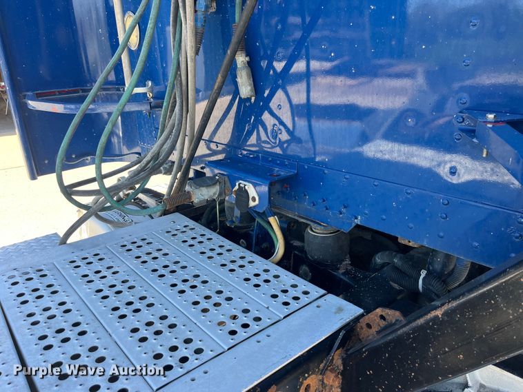 image for item LD9479 2000 Freightliner FLD semi truck