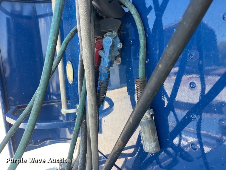 image for item LD9479 2000 Freightliner FLD semi truck