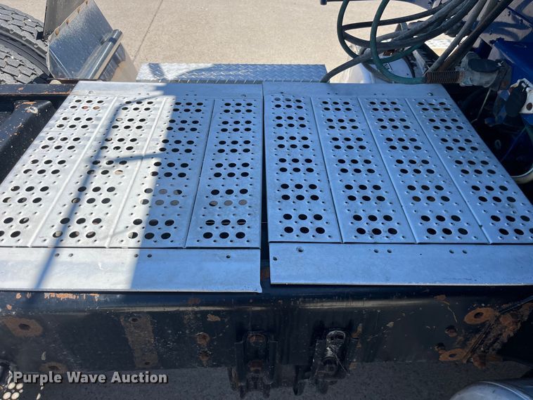 image for item LD9479 2000 Freightliner FLD semi truck