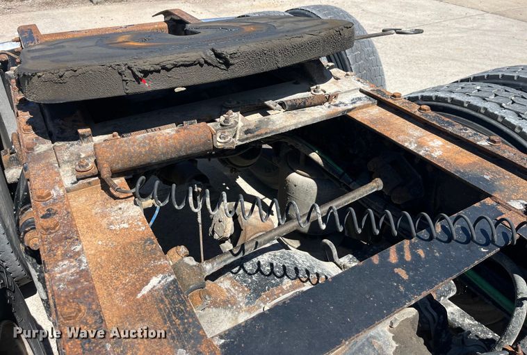 image for item LD9479 2000 Freightliner FLD semi truck