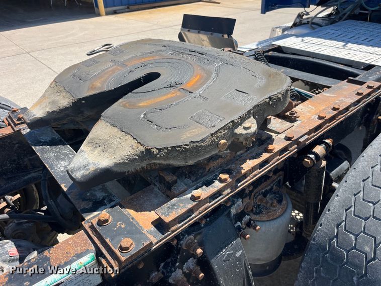 image for item LD9479 2000 Freightliner FLD semi truck