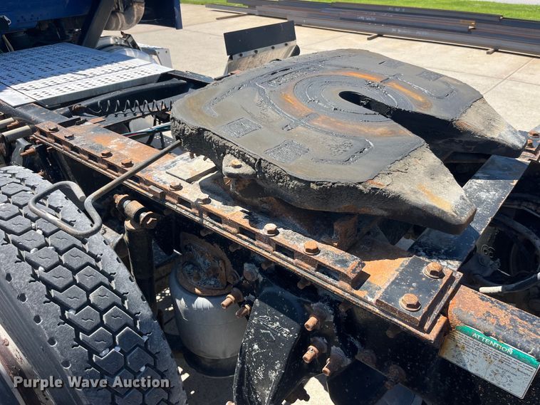 image for item LD9479 2000 Freightliner FLD semi truck