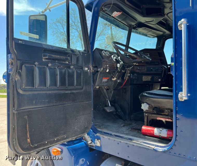 image for item LD9479 2000 Freightliner FLD semi truck