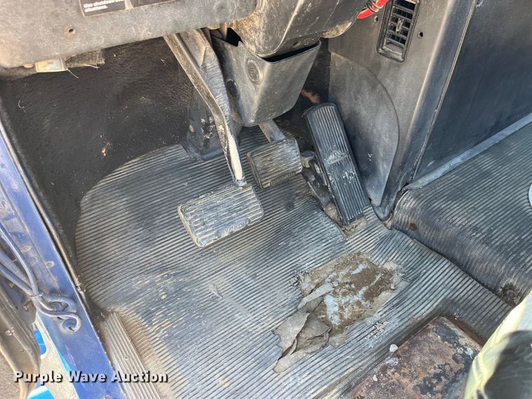 image for item LD9479 2000 Freightliner FLD semi truck