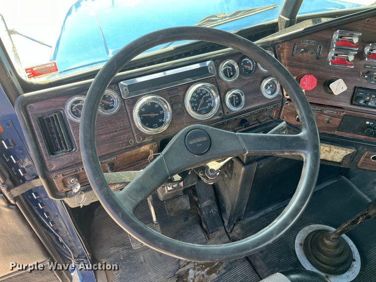 image for item LD9479 2000 Freightliner FLD semi truck