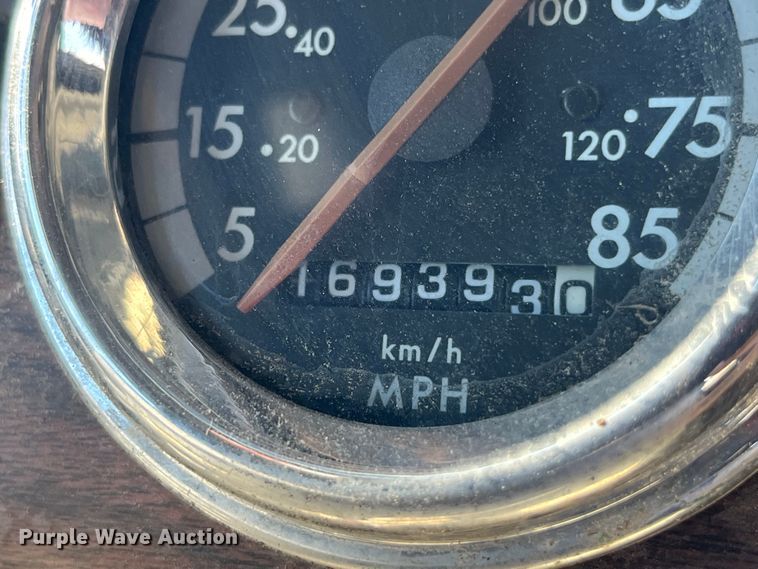 image for item LD9479 2000 Freightliner FLD semi truck