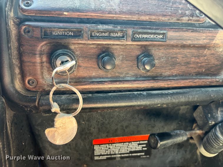 image for item LD9479 2000 Freightliner FLD semi truck