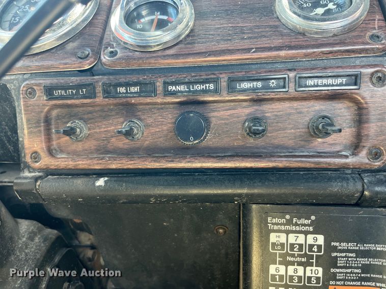 image for item LD9479 2000 Freightliner FLD semi truck