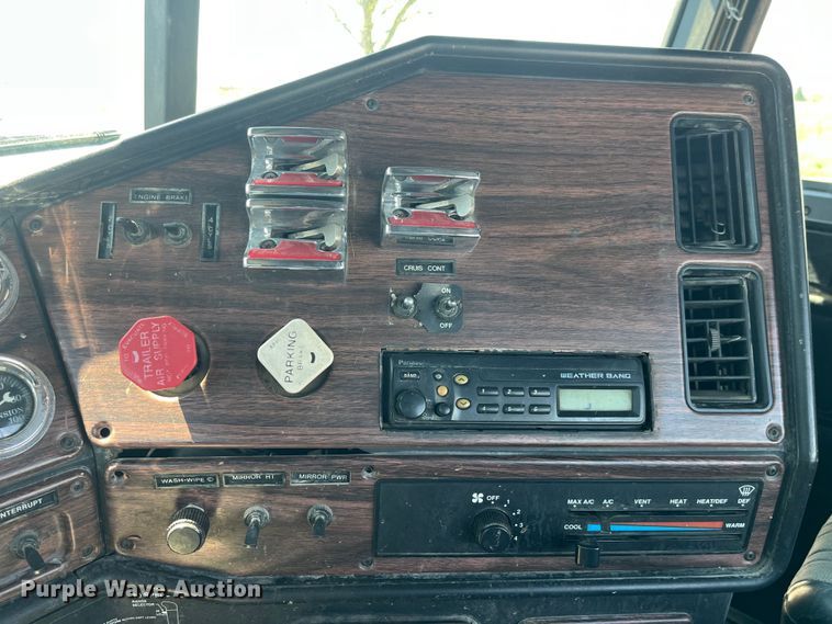 image for item LD9479 2000 Freightliner FLD semi truck