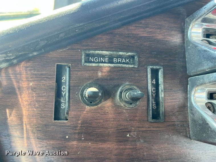 image for item LD9479 2000 Freightliner FLD semi truck