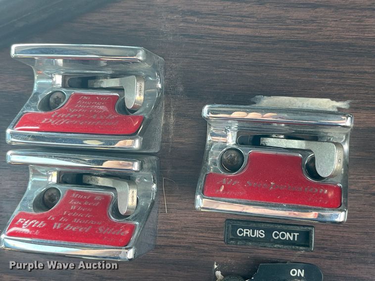 image for item LD9479 2000 Freightliner FLD semi truck