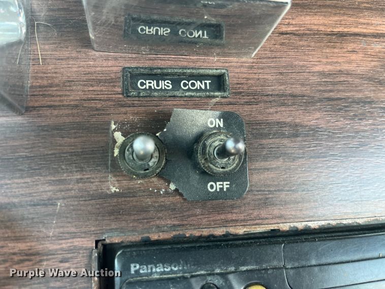 image for item LD9479 2000 Freightliner FLD semi truck