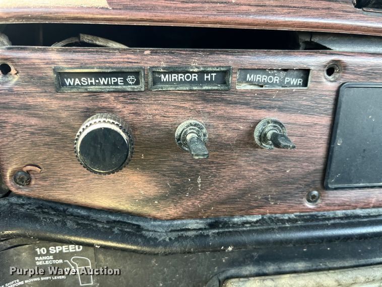 image for item LD9479 2000 Freightliner FLD semi truck