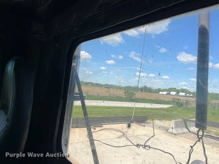 image for item LD9479 2000 Freightliner FLD semi truck