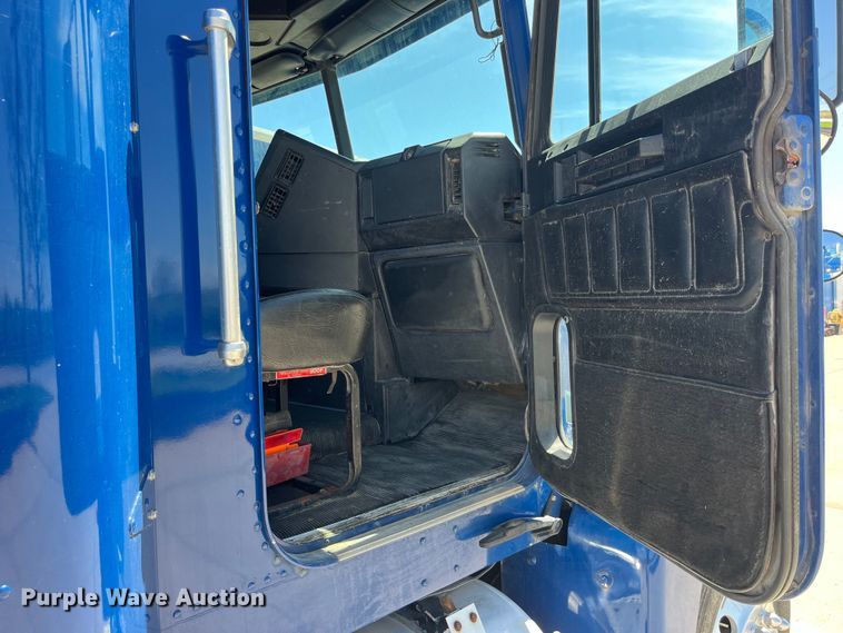 image for item LD9479 2000 Freightliner FLD semi truck