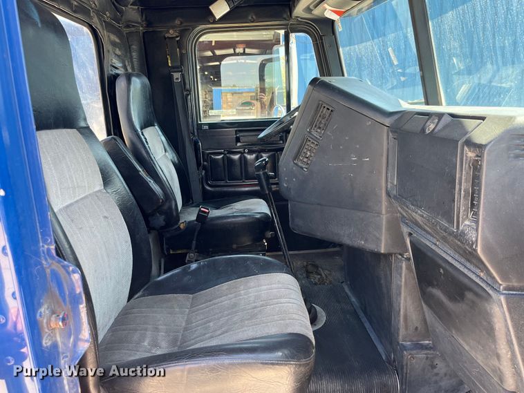 image for item LD9479 2000 Freightliner FLD semi truck