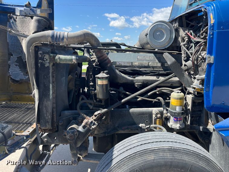 image for item LD9479 2000 Freightliner FLD semi truck