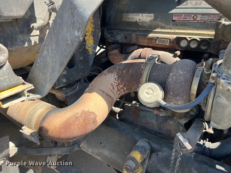 image for item LD9479 2000 Freightliner FLD semi truck