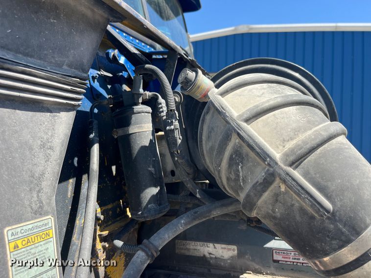 image for item LD9479 2000 Freightliner FLD semi truck