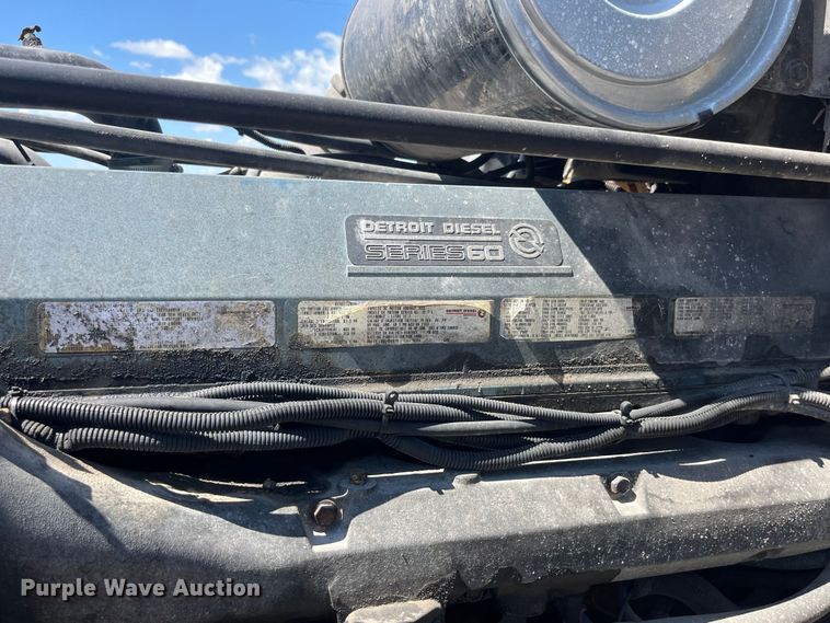 image for item LD9479 2000 Freightliner FLD semi truck