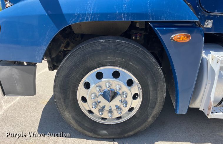 image for item LD9479 2000 Freightliner FLD semi truck