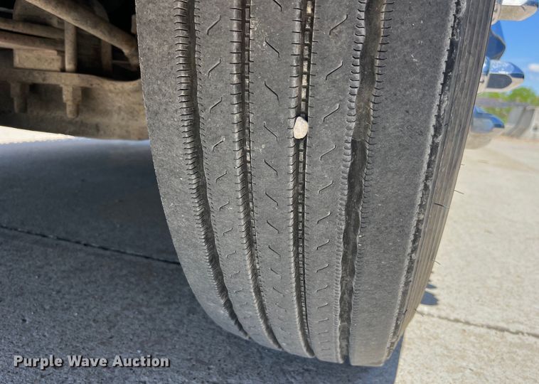 image for item LD9479 2000 Freightliner FLD semi truck