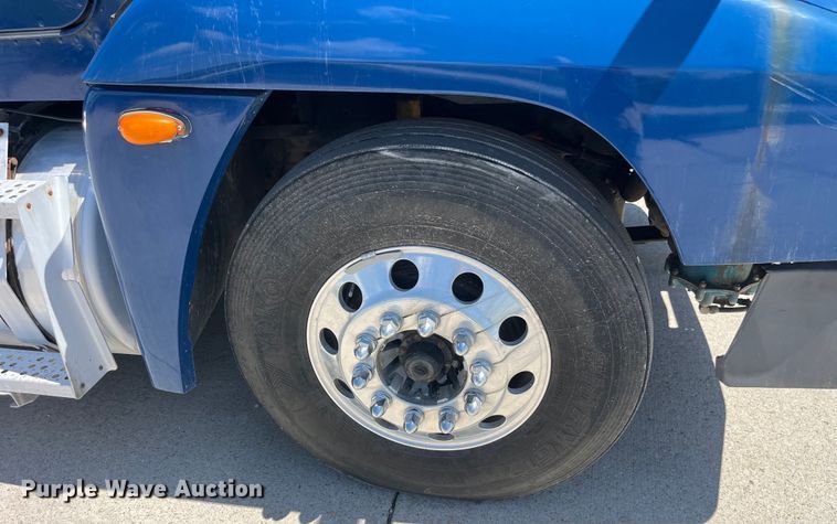 image for item LD9479 2000 Freightliner FLD semi truck