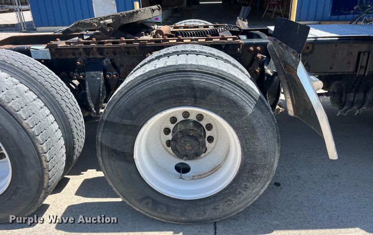 image for item LD9479 2000 Freightliner FLD semi truck