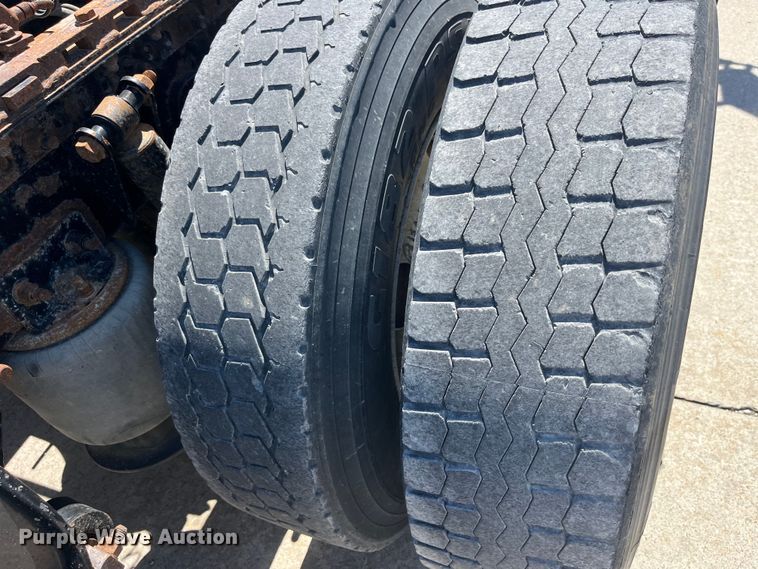 image for item LD9479 2000 Freightliner FLD semi truck