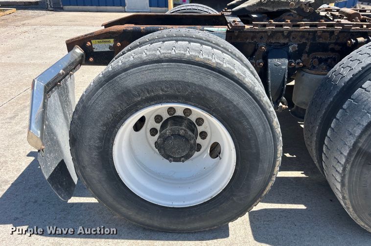 image for item LD9479 2000 Freightliner FLD semi truck