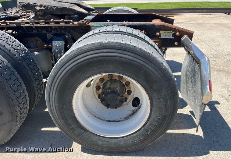 image for item LD9479 2000 Freightliner FLD semi truck