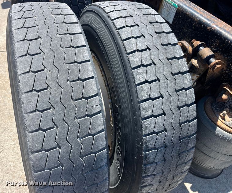 image for item LD9479 2000 Freightliner FLD semi truck