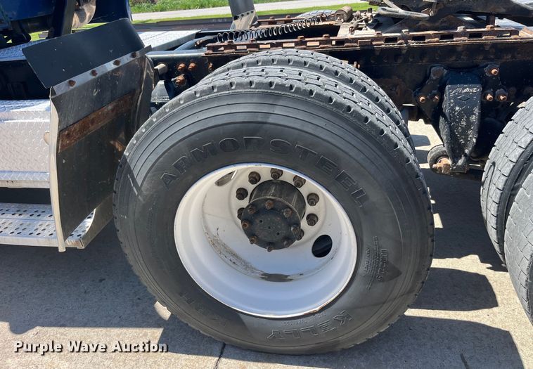 image for item LD9479 2000 Freightliner FLD semi truck