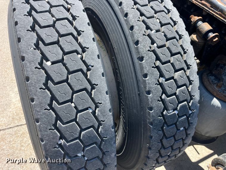 image for item LD9479 2000 Freightliner FLD semi truck