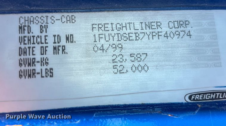 image for item LD9479 2000 Freightliner FLD semi truck