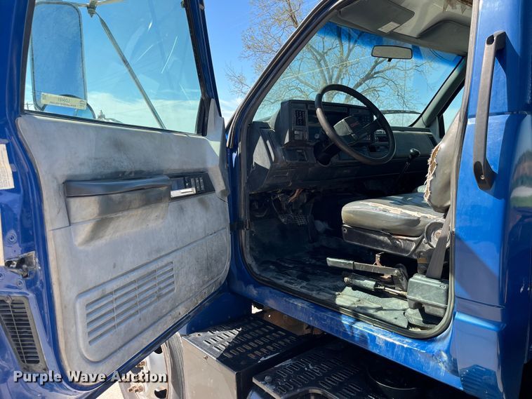 image for item LD9481 2000 GMC C6500 rollback truck