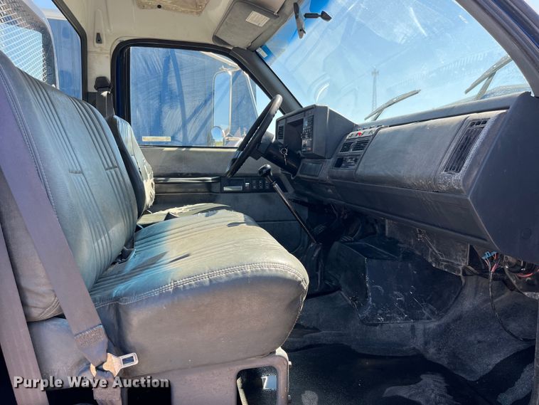 image for item LD9481 2000 GMC C6500 rollback truck