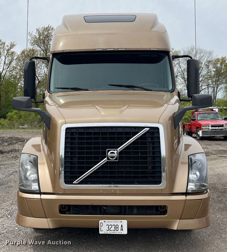 image for item LD9496 2015 Volvo VNL semi truck