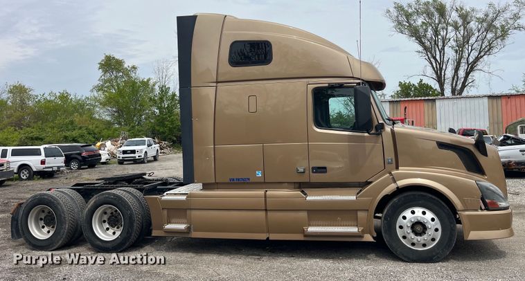 image for item LD9496 2015 Volvo VNL semi truck