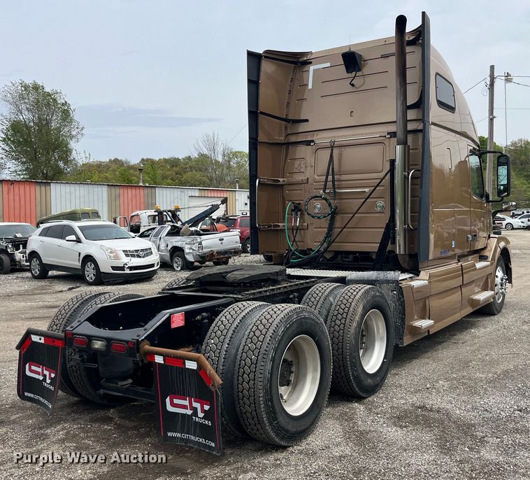 image for item LD9496 2015 Volvo VNL semi truck